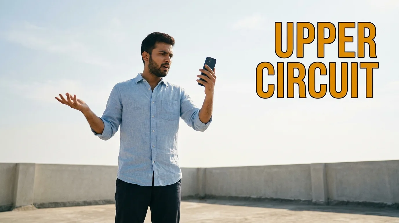 Upper circuit lower circuit kya hota hai — खुले आसमान के नीचे terrace पर खड़ा युवक हाथ में phone लिए circuit में अटके share की screen देखकर हैरान